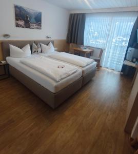 Postel nebo postele na pokoji v ubytování Gästehaus Holaus
