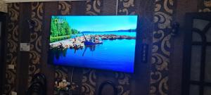 TV a/nebo společenská místnost v ubytování Panorama Apartment close to Cairo Airport with free pick up and dropoff airport limousine limousine gratuite depuis et vers l'aéroport 免费利莫司汀往返机场
