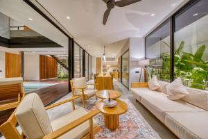 Posezení v ubytování Luxury Industrial-Style 2BR Villa Kirma Near the Beach