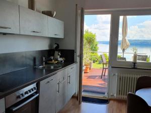 Η κουζίνα ή μικρή κουζίνα στο Ferienwohnung Panorama-Seetraum