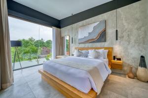 Postel nebo postele na pokoji v ubytování Luxury Industrial-Style 2BR Villa Kirma Near the Beach + 60 fotografií