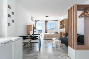 ein Wohnzimmer mit einer Küche und ein Schlafzimmer in der Unterkunft Studio Vista Bonita in Sitio de Calahonda