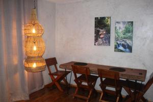 comedor con mesa, sillas y lámpara en Matumi Trail Forest Lodges - Matumi and Mitzeeri, en Tzaneen 7 fotos más