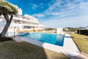 ein Schwimmbad vor einem Gebäude in der Unterkunft Studio Vista Bonita in Sitio de Calahonda