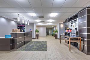 Clute杰克逊湖-克鲁特汉普顿套房酒店的一间商店里一个空的大厅,有一个药店