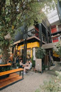 Tòa nhà nơi khách sạn tọa lạc
