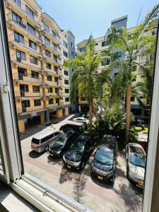 ダル・エス・サラームにあるSwahili Rose Bay H & appartmentの車を持つ駐車場の窓からの眺め