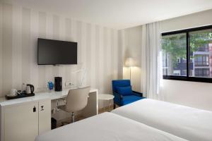 Cama ou camas em um quarto em NH Ciudad de Santander