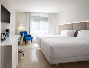 Cama ou camas em um quarto em NH Ciudad de Santander