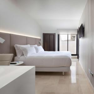 Cama ou camas em um quarto em NH Ciudad de Santander