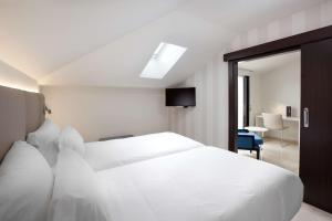 Cama ou camas em um quarto em NH Ciudad de Santander