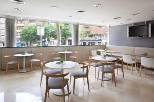 Um restaurante ou outro lugar para comer em NH Ciudad de Santander