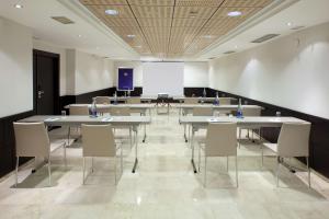 Área de negócios e/ou sala de conferências em NH Ciudad de Santander