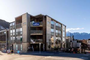 een gebouw met een bord aan de voorgevel bij LyLo Queenstown in Queenstown