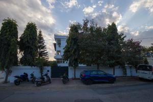 NāiにあるAlaya Stays Kasturi Villa - Pet Friendly 6 BHK with Plunge Poolの建物前に停車する一団の二輪車 +106枚の写真
