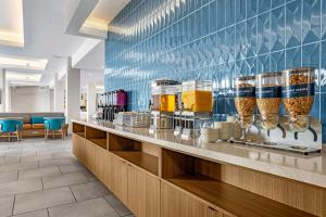 une cafétéria avec un comptoir de bols et de nourriture dans l'établissement Homewood Suites By Hilton Colorado Springs Airport, à Colorado Springs 32 autres photos