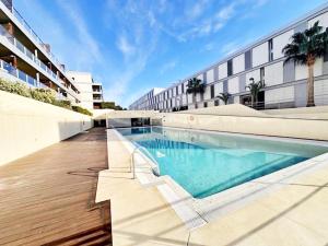 una piscina frente a un edificio en Topfloor apartment with terrace and sea views, en Sotogrande