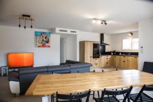 Maison de vacances Moliets et maa في موليات-إي-ما: غرفة معيشة بها طاولة وأريكة