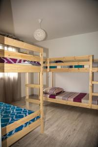 Maison de vacances Moliets et maa في موليات-إي-ما: غرفة نوم بها سريرين بطابقين في الغرفة