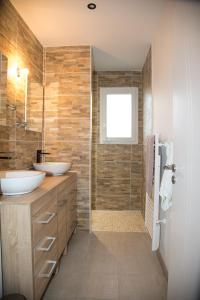 Maison de vacances Moliets et maa في موليات-إي-ما: حمام مع مغسلتين ودش