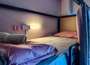 Postel nebo postele na pokoji v ubytování La Casa Hostel KLCC