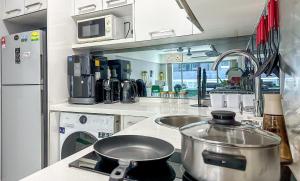 Kuchyň nebo kuchyňský kout v ubytování La Casa Hostel KLCC