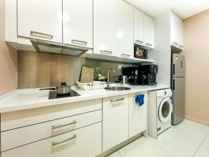 Kuchyň nebo kuchyňský kout v ubytování La Casa Hostel KLCC