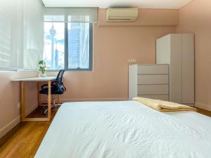 Postel nebo postele na pokoji v ubytování La Casa Hostel KLCC