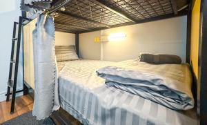 Postel nebo postele na pokoji v ubytování La Casa Hostel KLCC
