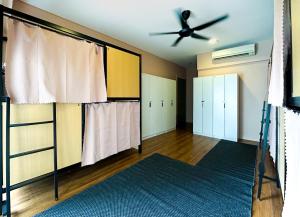 Postel nebo postele na pokoji v ubytování La Casa Hostel KLCC