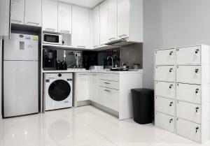 Kuchyň nebo kuchyňský kout v ubytování La Casa Hostel KLCC