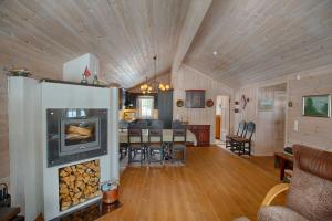 Nhà bếp/bếp nhỏ tại Family-Friendly Cabin with Stunning Outdoor Access