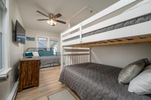 TV a/nebo společenská místnost v ubytování Copacabana Beach house 5 bedrooms downtown OCMD