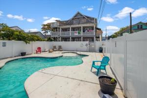 Parrot Bay 17 في آوشين سيتي: بيت فيه مسبح وكرسي ازرق