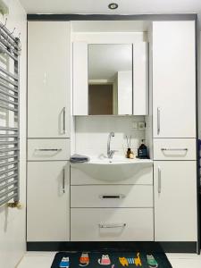 Koupelna v ubytování Comfy Flat 2 No Air Condition but has ceiling fans and central Heating