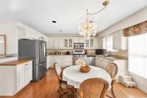 Ảnh trong thư viện ảnh của Downtown Villa near Boardwalk and Beach ở Ocean City