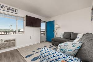 Μια τηλεόραση ή/και κέντρο ψυχαγωγίας στο Bali 303 One Bedroom OceanBlock condo