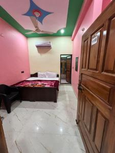 Postel nebo postele na pokoji v ubytování Chandrika palace 500 meter from ayodhya railway and ram mandir