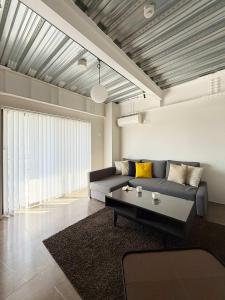 ein Wohnzimmer mit einer Couch und einem Couchtisch in der Unterkunft b hotel Komachi 1 BR Apartment Free Breakfast Included in Hiroshima