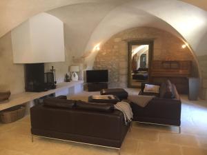 a living room with a couch and a mirror at le mas du cypres, 12 pers et piscine in Aigaliers