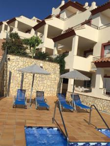 Bazén v ubytovaní Apartamentos Turísticos Mirador Del Mar alebo v jeho blízkosti
