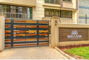 une porte de garage avec une porte en face d'un bâtiment dans l'établissement Wellivia Suites Serviced Apartments, à Nairobi 40 autres photos