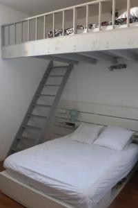 Ένα ή περισσότερα κρεβάτια σε δωμάτιο στο Appartement ultra centre Sète climatisé