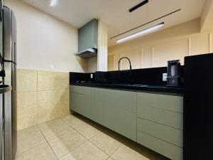 eine Küche mit Spüle und Arbeitsplatte in der Unterkunft Flat Aquaville perto do Beachpark com 3 Suites in Aquiraz