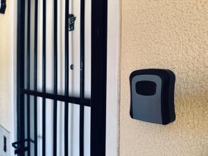 eine Tür mit einem schwarzen Eisentor neben einer Wand in der Unterkunft Flat Aquaville perto do Beachpark com 3 Suites in Aquiraz