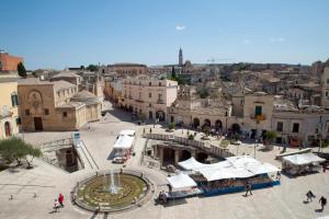 una vista aérea de una ciudad con gente caminando en La Casetta al 21, en Matera