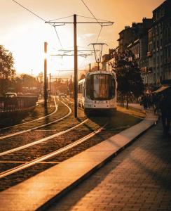 Un tren está en las vías de una ciudad en La loge des Carmélites Coeur de Nantes WIFI, en Nantes 9 fotos más
