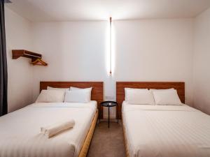 T+ PREMIUM HOTEL客房内的一张或多张床位