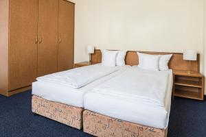 Postel nebo postele na pokoji v ubytování Hotel Residenz Limburgerhof