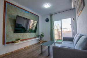 A television and/or entertainment centre at Apartament Sagrada Familia